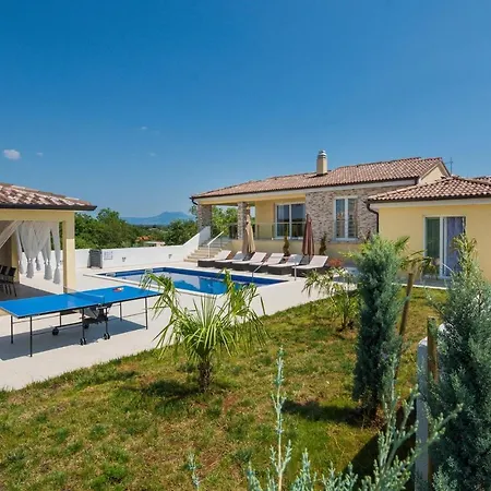 Amazing In Kapelica With 4 Bedrooms, Wifi&outdoor Swimming Pool