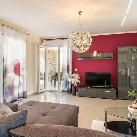 Amazing In Kapelica With 4 Bedrooms, Wifi&outdoor Swimming Pool Vakantiehuis Raša