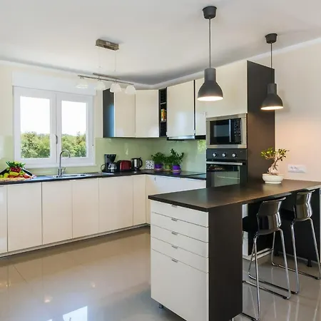 Amazing In Kapelica With 4 Bedrooms, Wifi&outdoor Swimming Pool