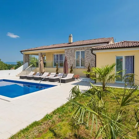 Amazing In Kapelica With 4 Bedrooms, Wifi&outdoor Swimming Pool Raša