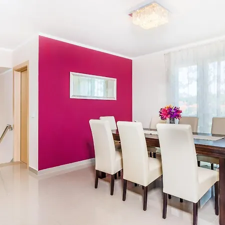 Amazing In Kapelica With 4 Bedrooms, Wifi&outdoor Swimming Pool Raša