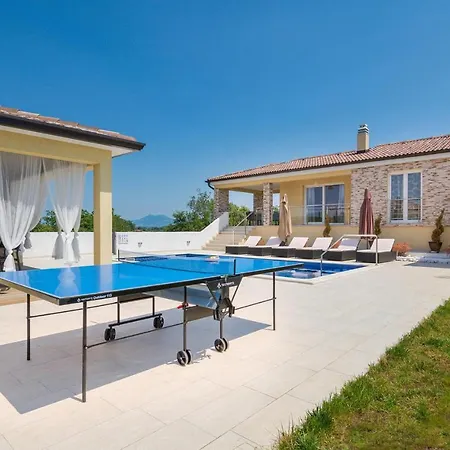 Amazing In Kapelica With 4 Bedrooms, Wifi&outdoor Swimming Pool * Raša