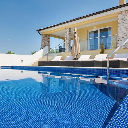 Amazing In Kapelica With 4 Bedrooms, Wifi&outdoor Swimming Pool Raša