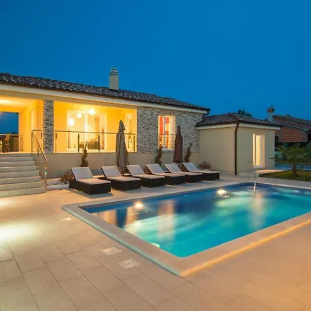 Amazing In Kapelica With 4 Bedrooms, Wifi&outdoor Swimming Pool Vakantiehuis *