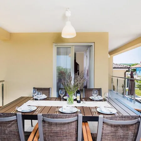Vakantiehuis Amazing In Kapelica With 4 Bedrooms, Wifi&outdoor Swimming Pool *