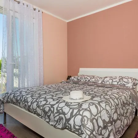Amazing In Kapelica With 4 Bedrooms, Wifi&outdoor Swimming Pool *