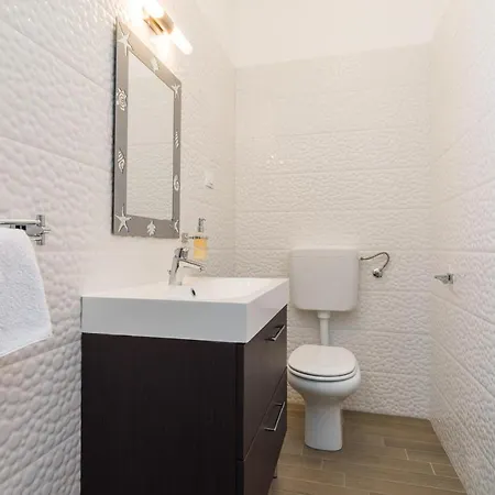 Vakantiehuis Amazing In Kapelica With 4 Bedrooms, Wifi&outdoor Swimming Pool