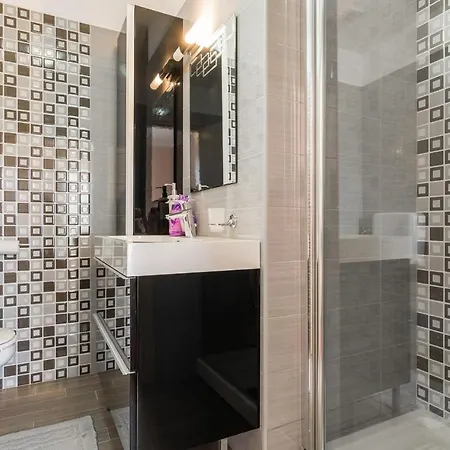 Amazing In Kapelica With 4 Bedrooms, Wifi&outdoor Swimming Pool
