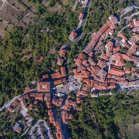 Amazing In Kapelica With 4 Bedrooms, Wifi&outdoor Swimming Pool Vakantiehuis
