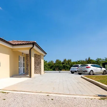 Amazing In Kapelica With 4 Bedrooms, Wifi&outdoor Swimming Pool *