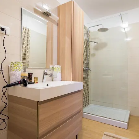 Amazing In Kapelica With 4 Bedrooms, Wifi&outdoor Swimming Pool