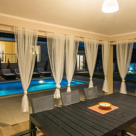 Amazing In Kapelica With 4 Bedrooms, Wifi&outdoor Swimming Pool Raša