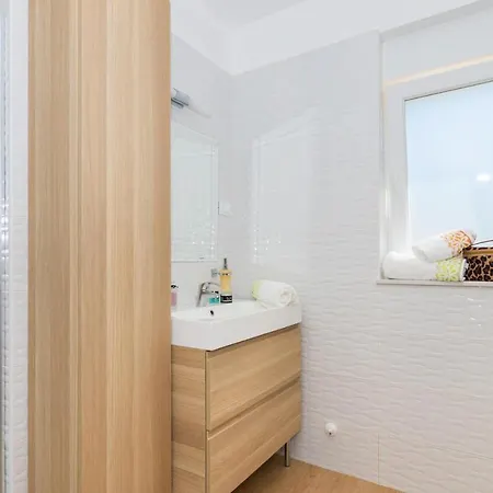 Amazing In Kapelica With 4 Bedrooms, Wifi&outdoor Swimming Pool Vakantiehuis