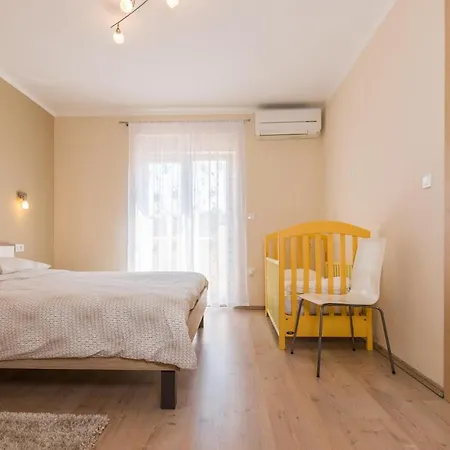 Amazing In Kapelica With 4 Bedrooms, Wifi&outdoor Swimming Pool Vakantiehuis *