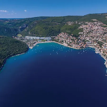 Amazing In Kapelica With 4 Bedrooms, Wifi&outdoor Swimming Pool Vakantiehuis Raša