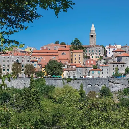 Vakantiehuis Amazing In Kapelica With 4 Bedrooms, Wifi&outdoor Swimming Pool *
